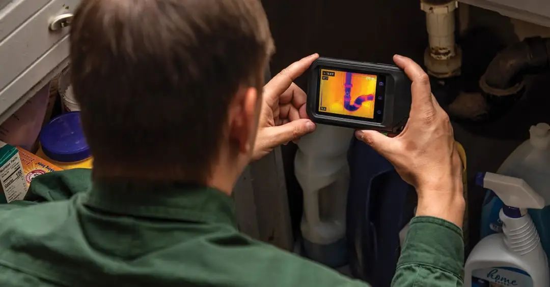 FLIR C3-X的电池可以连续工作4小时，而FLIR ONE Pro只有40分钟.jpg